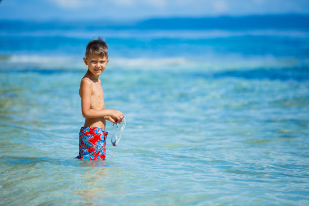 海滩上的男孩图片下载