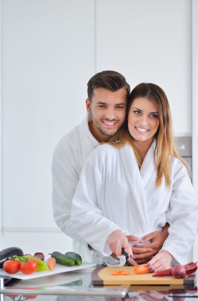 幸福的夫妇在厨房一起做早餐图片下载