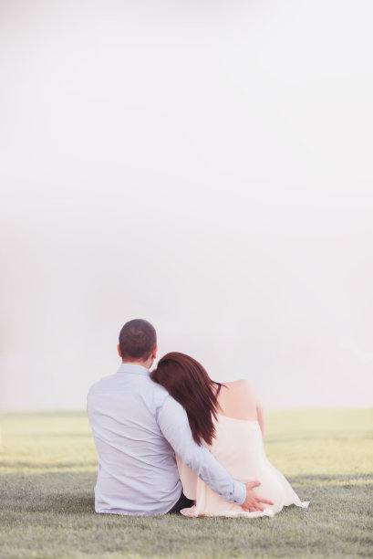 看草坪的夫妇的后视图图片下载