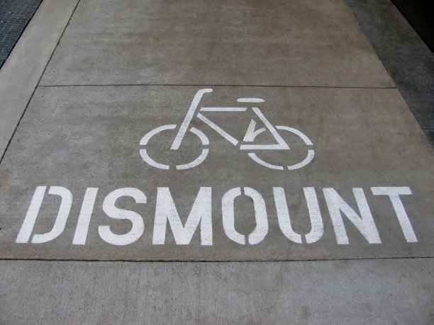骑车人下车路标图片下载