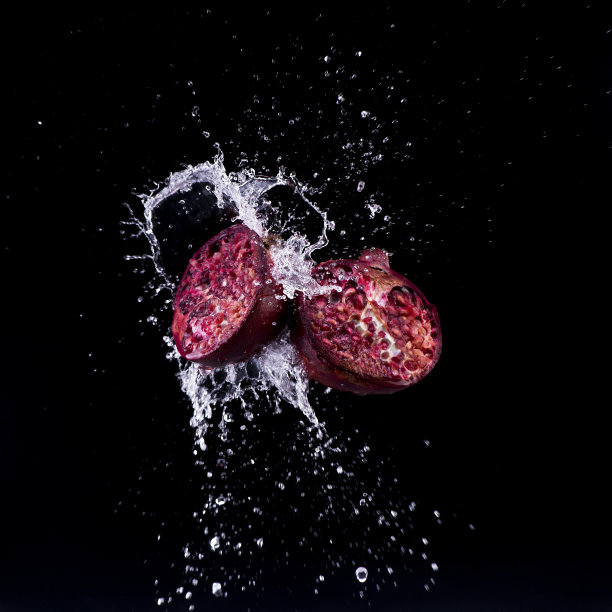 石榴水溅在黑色背景图片下载
