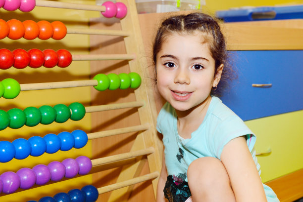 可爱的小女孩在玩算盘图片下载