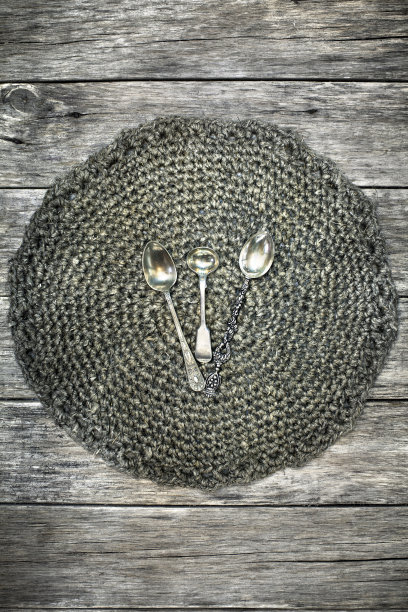 漂亮的装饰与古董茶勺。图片下载