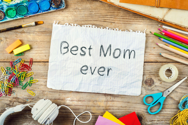 母亲节作文。最好的妈妈。木制背景。图片下载