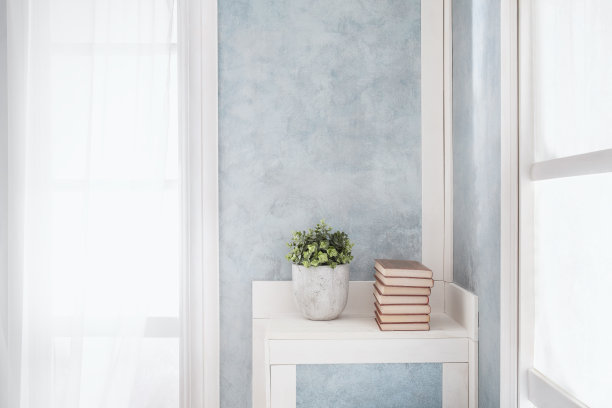 明亮的室内，带窗帘的窗户图片下载