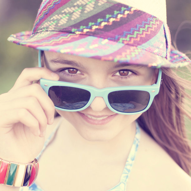 美丽自然美丽的小女生女生戴眼镜穿裙子图片下载