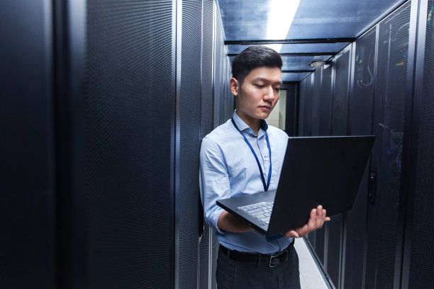 年轻IT工程师巡检数据中心服务器素材图片