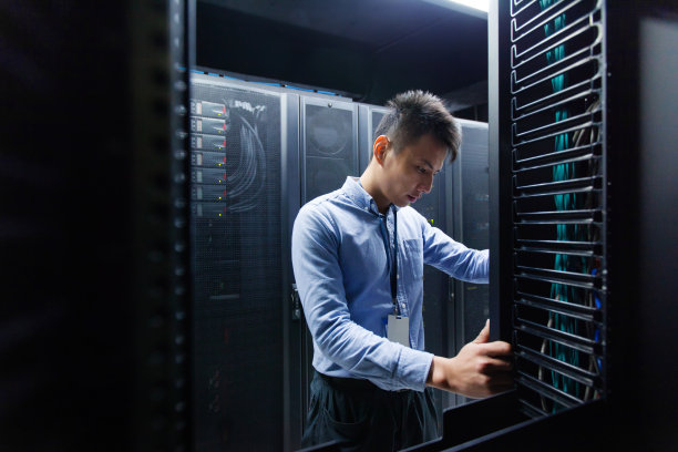 年轻IT工程师巡检数据中心服务器图片下载