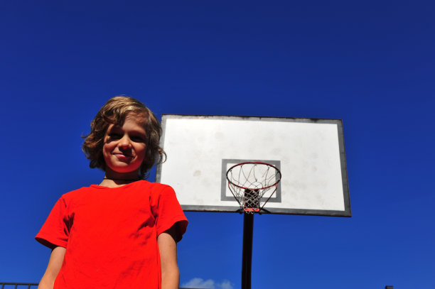 年轻的篮球运动员站在球场上图片下载