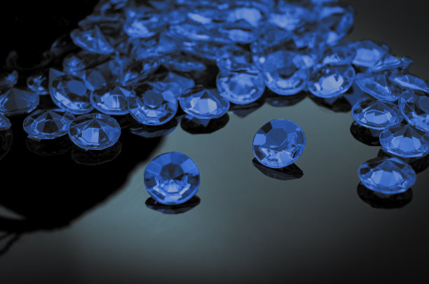 蓝宝石分散在闪亮的表面上图片下载