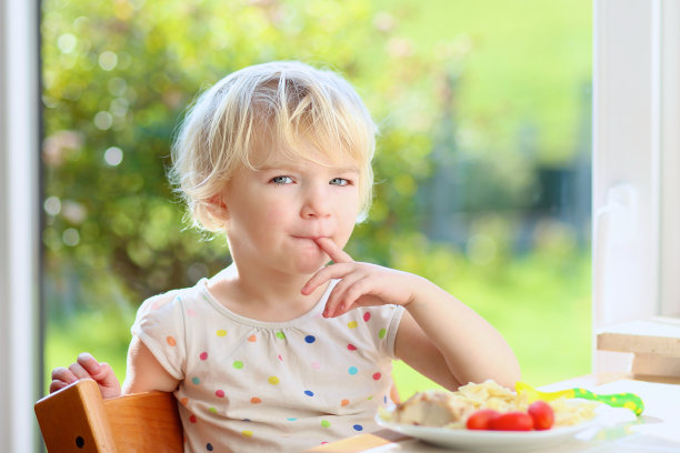 小女孩午餐吃番茄意大利面图片下载