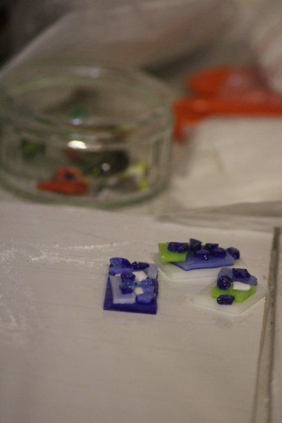 待在窑中熔化的玻璃图片下载