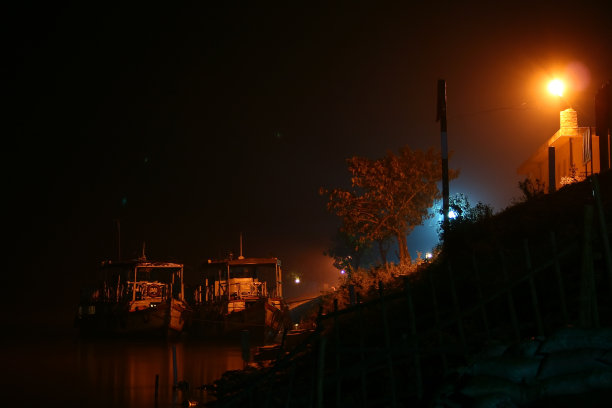 船停泊在码头图片下载