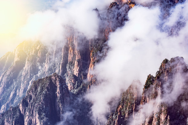 黄山国家公园的日出景观。素材图片