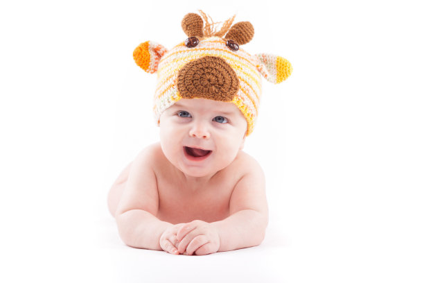 可爱快乐的小男孩穿着尿布和鹿帽图片下载