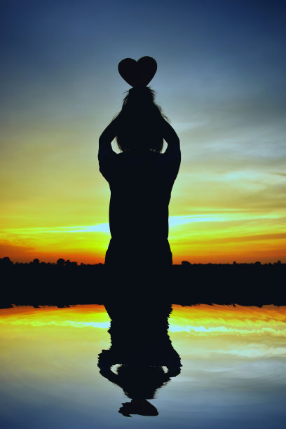 剪影女孩与心的形状。图片下载