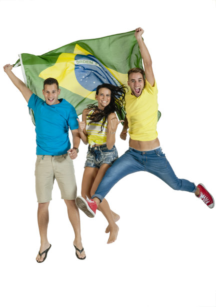 一群年轻而热情的巴西支持者举着巴西国旗图片下载