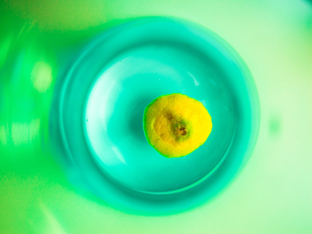 水与柠檬在一个瓶子俯视图图片下载