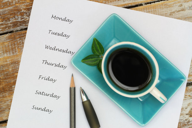 咖啡和工作日列在一张白纸上图片下载
