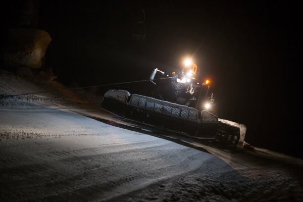 夜间在斜坡上工作的毛毛虫图片下载