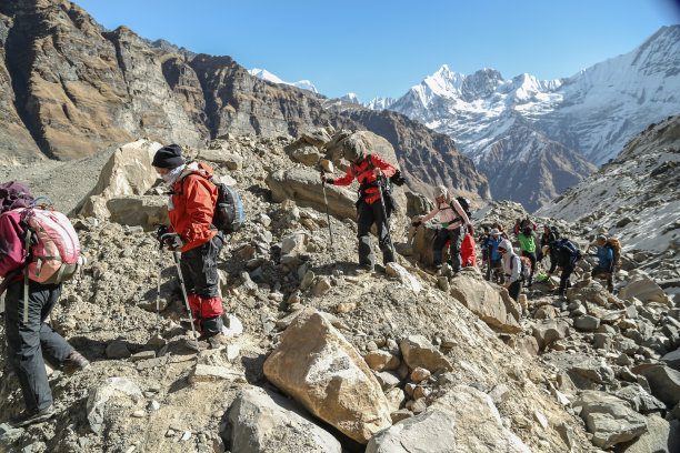 徒步者步行到喜马拉雅山的帐篷峰图片下载