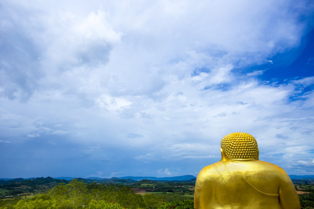 碧蓝的天空从金色的Katyayana在佛寺海龙寺。图片下载