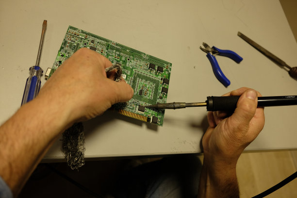 技术员维修主板图片下载