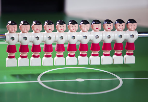 玩具足球运动员们在球场上站成一排图片下载