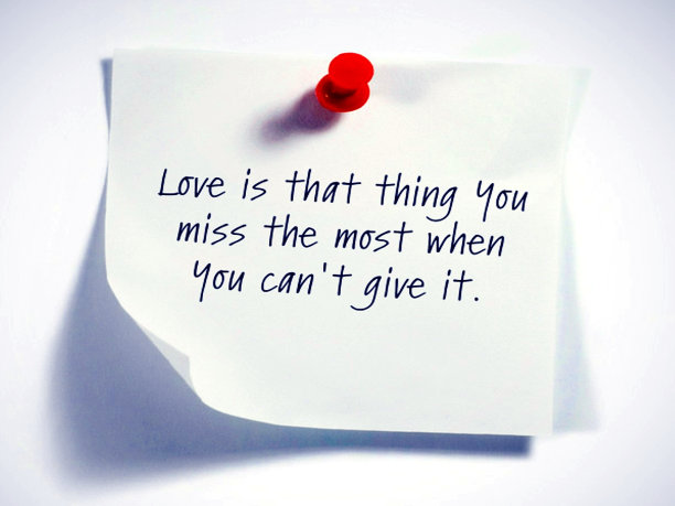 用红别针写在一张纸上的爱情格言图片下载