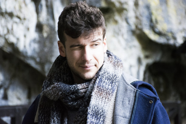 调情的年轻人图片下载