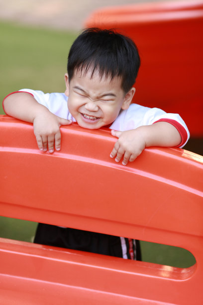 小男孩在操场上玩图片下载
