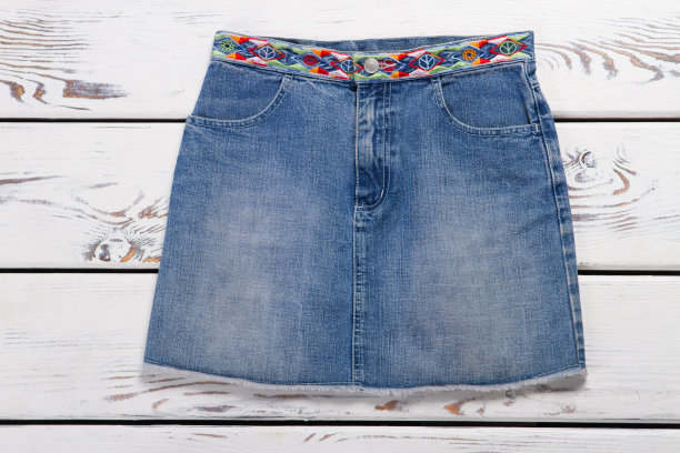 漂亮的牛仔裙。图片下载