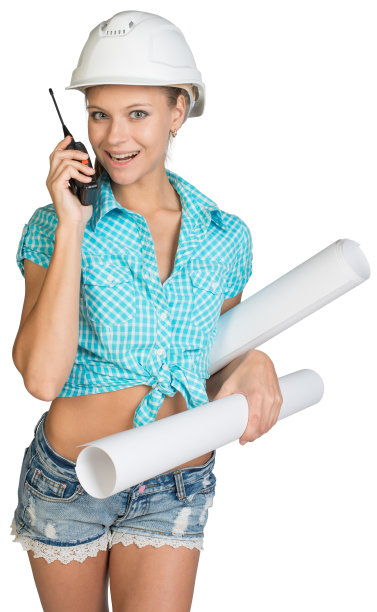 漂亮的女孩戴着白色的头盔，短裤和衬衫拿卷轴图片下载