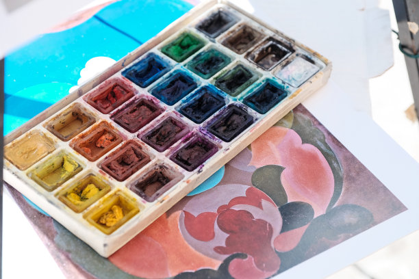 画家的调色板上满是色彩的素描图片下载