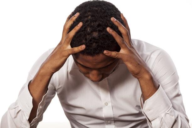 绝望的非洲商人，白人背景图片下载