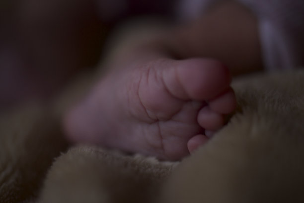 可爱的小脚和脚趾，新出生的非洲后裔图片下载
