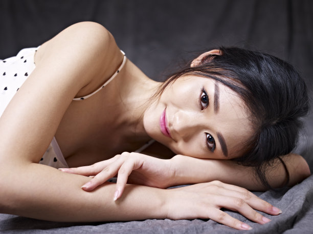 女人侧身躺着素材图片