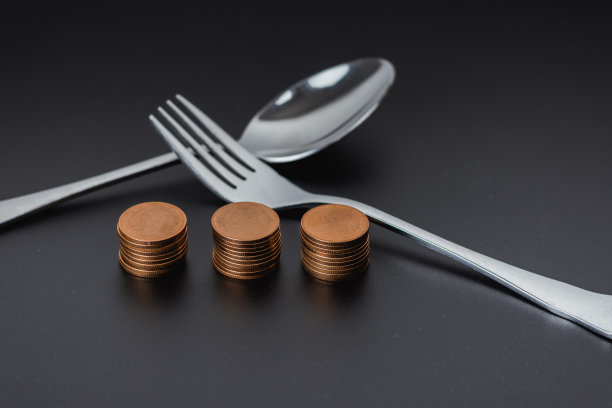 叉和钱对暗板业务省钱的概念。图片下载