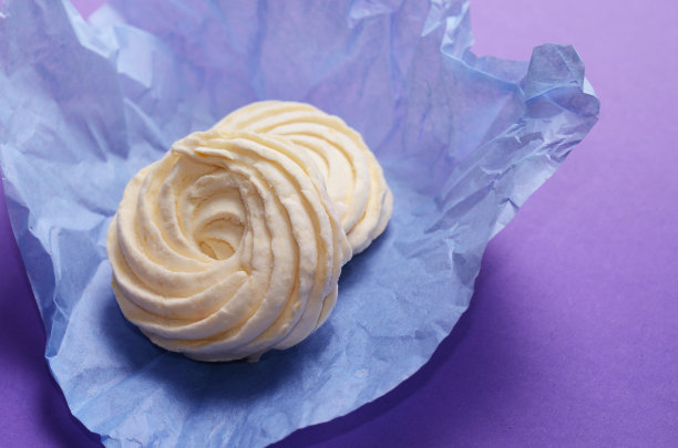 自制和风的照片，紫色包装纸上的棉花糖。粉色背景上的健康甜点。图片下载