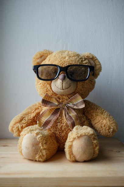 戴眼镜的泰迪熊图片下载