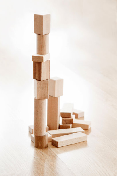 在木地板上堆叠成塔状的积木图片下载