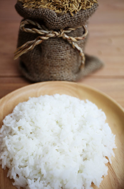 稻谷和稻田里的大米图片下载