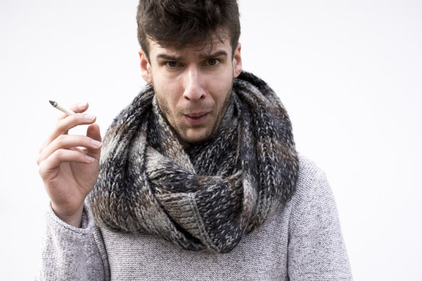 英俊的吸烟青年图片下载