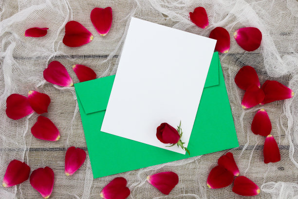 在破旧的背景上放着玫瑰花瓣的情书图片下载