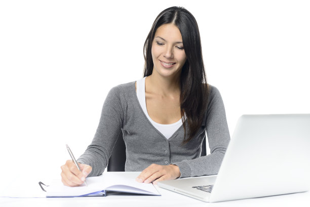 笑容可掬的年轻女子在桌前工作图片下载