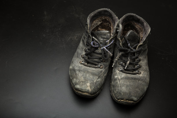 穿破的鞋图片下载