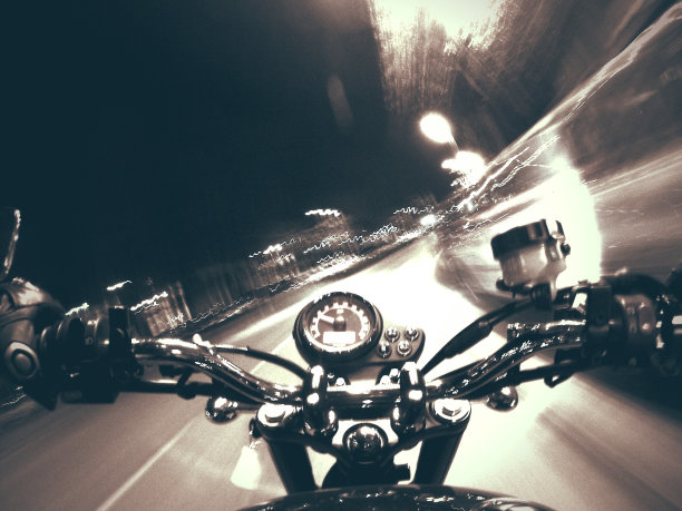 在夜晚的城市里开车图片下载