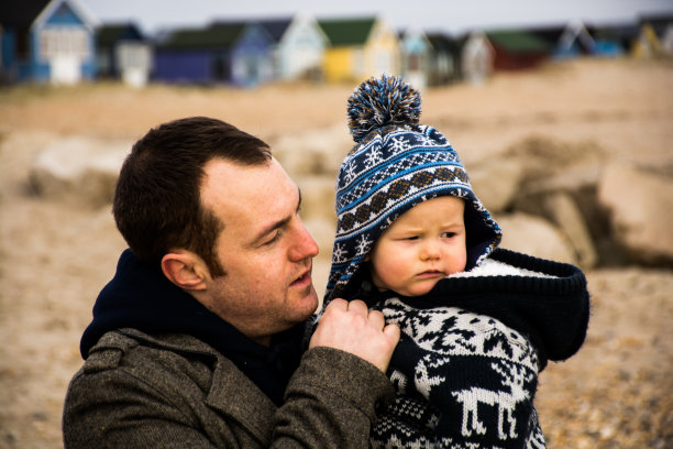 父亲和儿子在海滩上图片下载