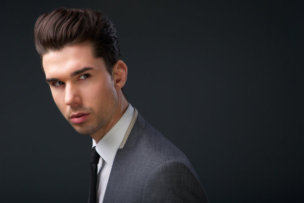 留着现代发型的年轻人图片下载