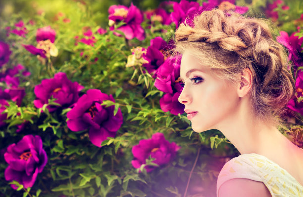 女人在盛开的花园里。图片下载